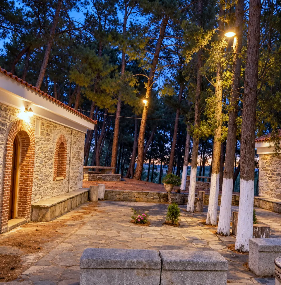 Πέτρινη αυλή και κτίριο με θερμό εξωτερικό φωτισμό
